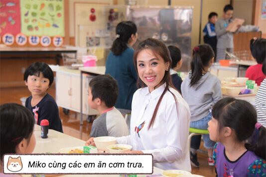 Miko cùng các em ăn cơm trưa.